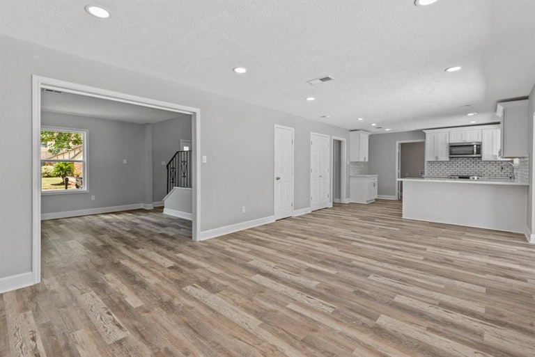 Photo 15 of 36 - 214 Andorra Ln, Houston, TX 77015