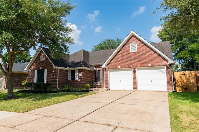 Photo 1 of 29 - 1010 Abbott Dr, Pearland, TX 77584
