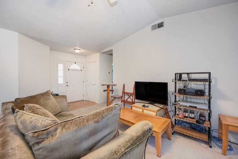 Photo 8 of 37 - 660 Tailwind Dr, Sacramento, CA 95838