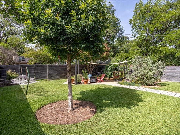 Photo 31 of 33 - 4028 Lovell Ave, Fort Worth, TX 76107