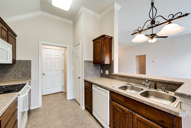 Photo 7 of 25 - 219 Quail Run, Aubrey, TX 76227