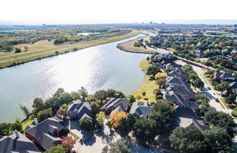 Photo 6 of 28 - 8904 Lakewood Dr, Irving, TX 75063