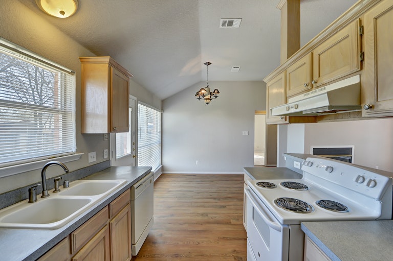 Photo 2 of 21 - 201 S 3rd Ave, Mansfield, TX 76063