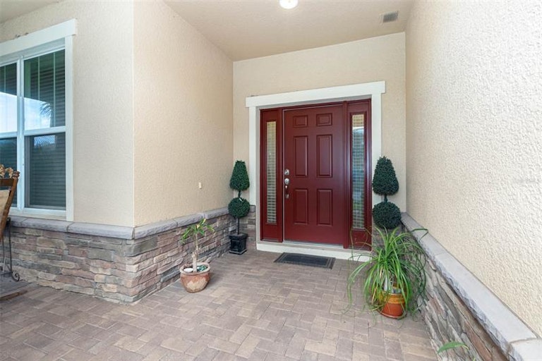 Photo 4 of 28 - 2814 Carter Grove Ln, Kissimmee, FL 34741