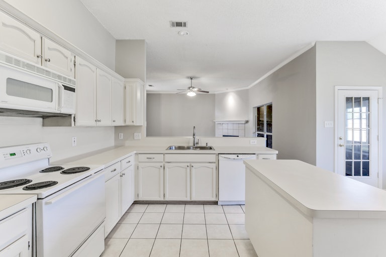 Photo 4 of 25 - 7428 Amber Dr, Watauga, TX 76148
