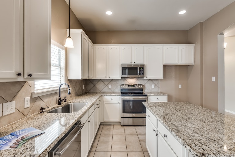 Photo 14 of 24 - 1226 Long Leaf Dr, Savannah, TX 76227