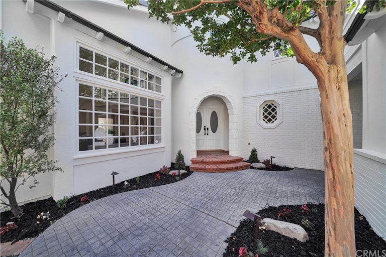 Photo 4 of 47 - 19365 Woodlands Dr, Huntington Beach, CA 92648