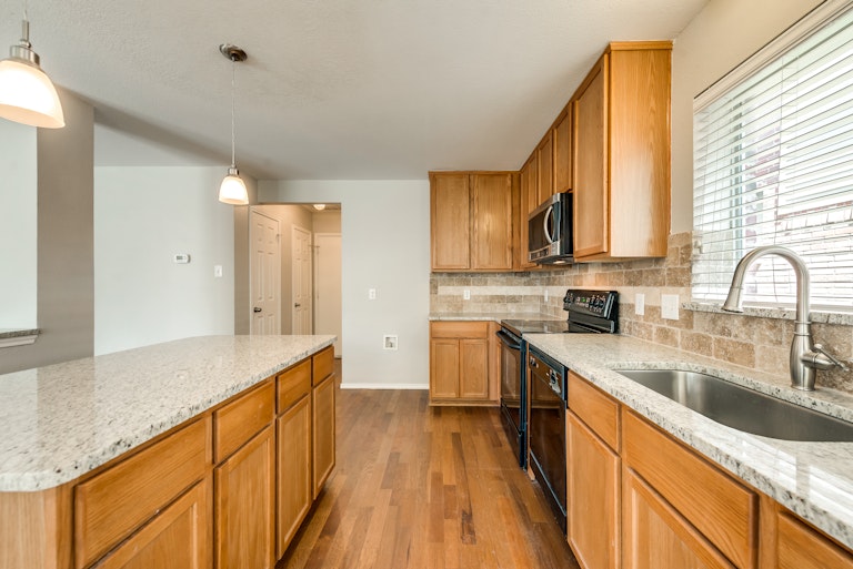 Photo 13 of 28 - 10141 Placid Dr, McKinney, TX 75072
