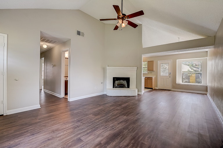 Photo 6 of 37 - 9032 Elbe Trl, Fort Worth, TX 76118