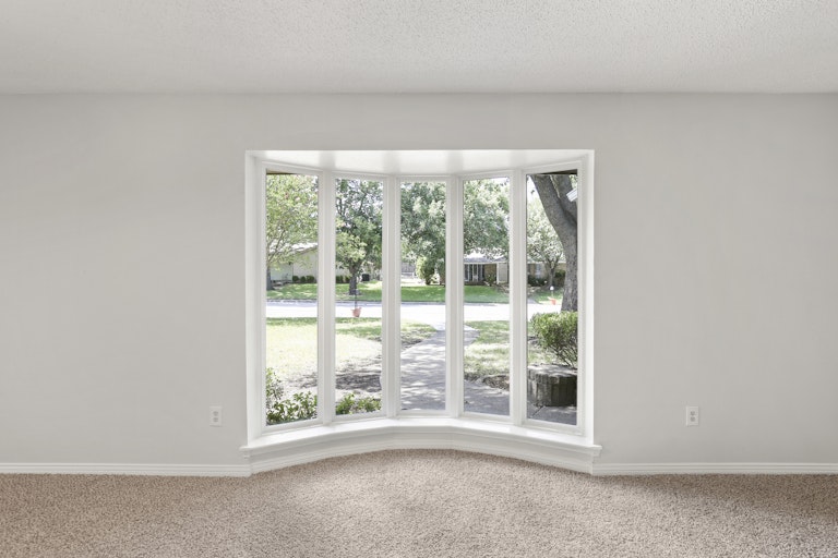 Photo 11 of 26 - 142 Bailey Dr, Desoto, TX 75115