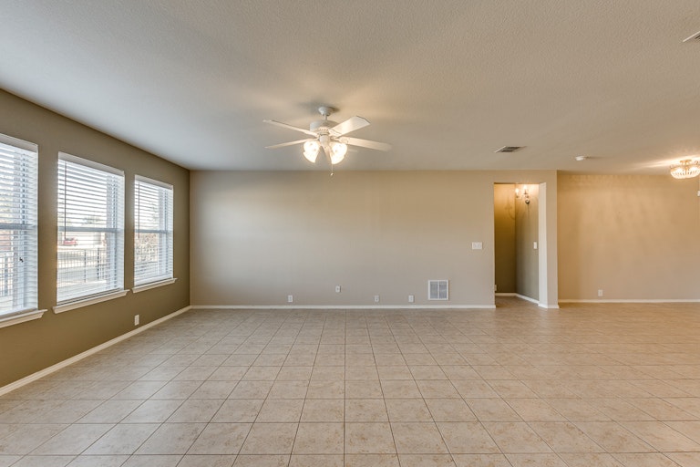 Photo 8 of 27 - 15832 Mirasol Dr, Fort Worth, TX 76177