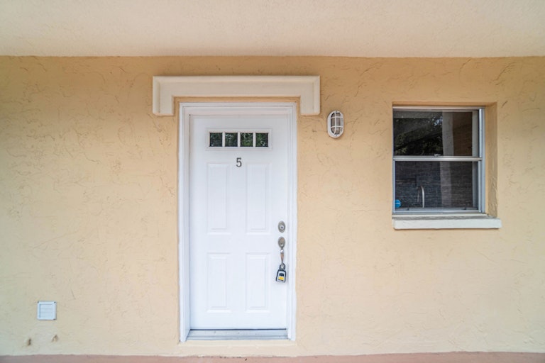 Photo 12 of 14 - 966 La Costa Cir #5, Sarasota, FL 34237