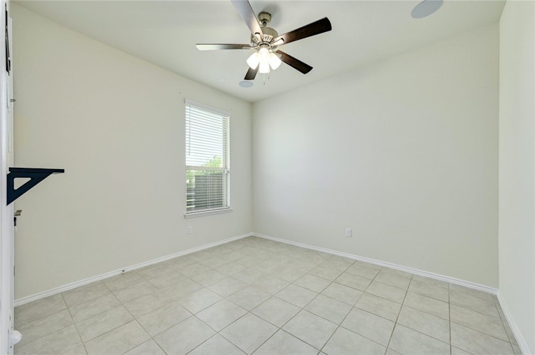Photo 17 of 23 - 210 Quarryman Dr, Hutto, TX 78634
