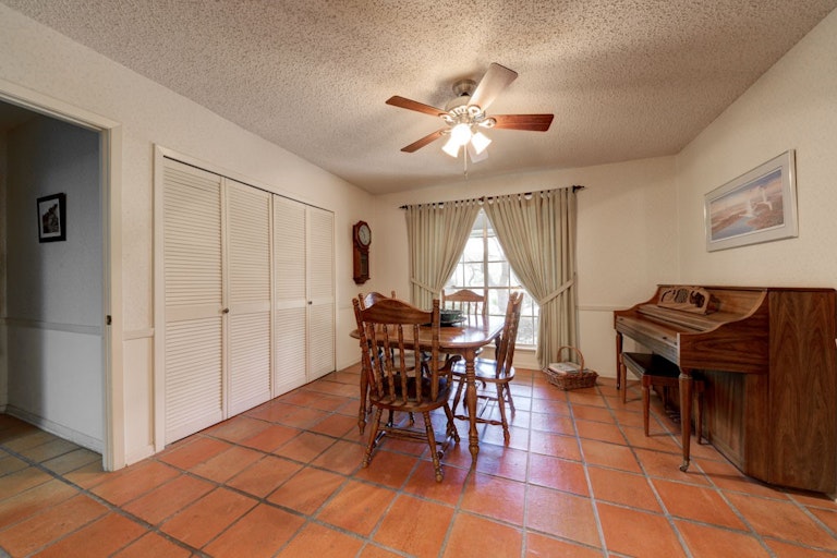 Photo 9 of 24 - 6 Mission Dr, New Braunfels, TX 78130