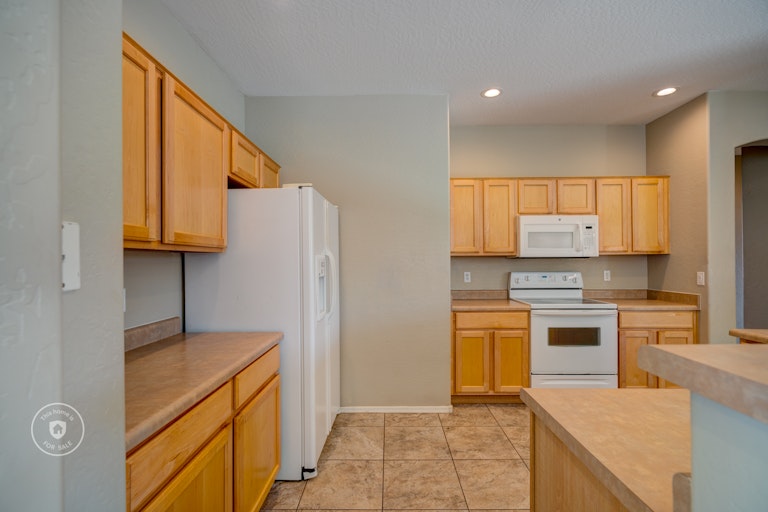 Photo 6 of 25 - 15927 W Maui Ln, Surprise, AZ 85379