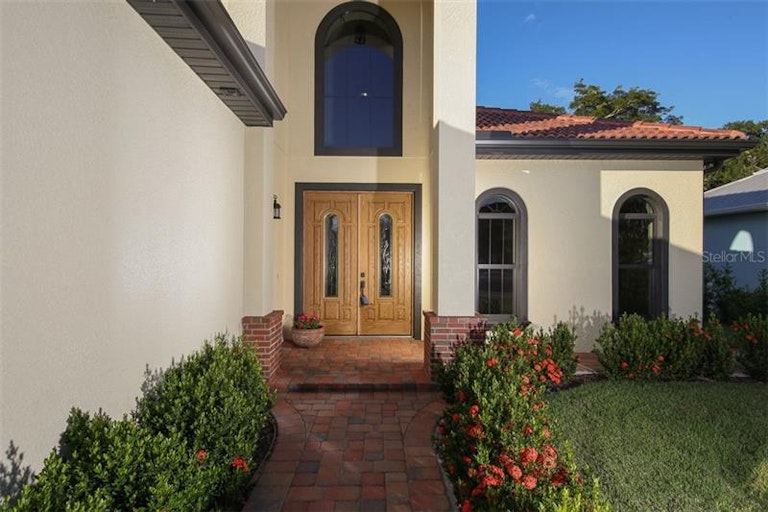 Photo 2 of 25 - 5331 Silver Leaf Ln, Sarasota, FL 34233