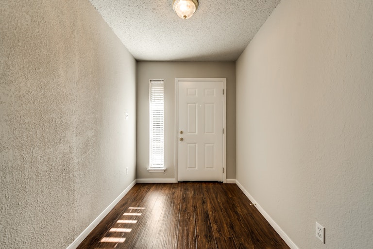 Photo 10 of 28 - 2039 Angelica Way, Dallas, TX 75217