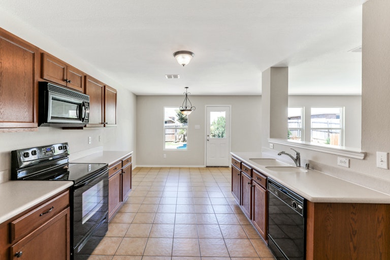 Photo 3 of 27 - 8414 River Bluffs Dr, Arlington, TX 76002