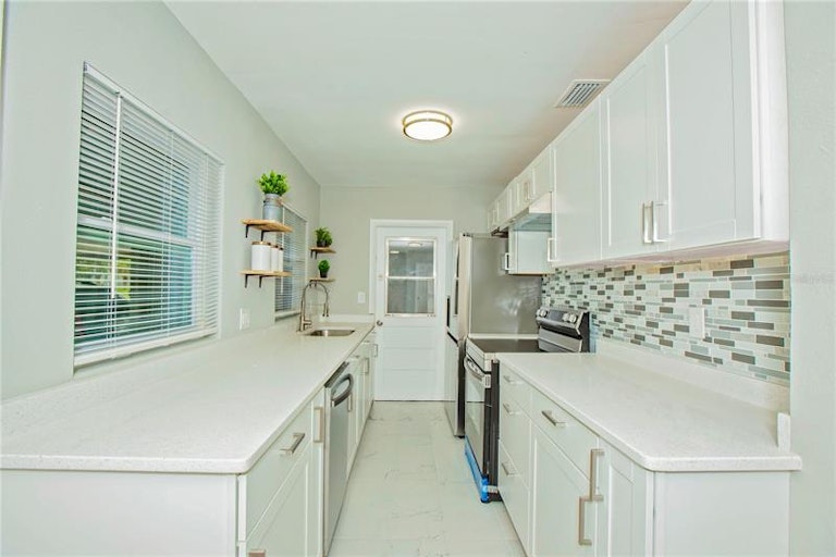 Photo 5 of 36 - 8301 Edie Way, Orlando, FL 32810