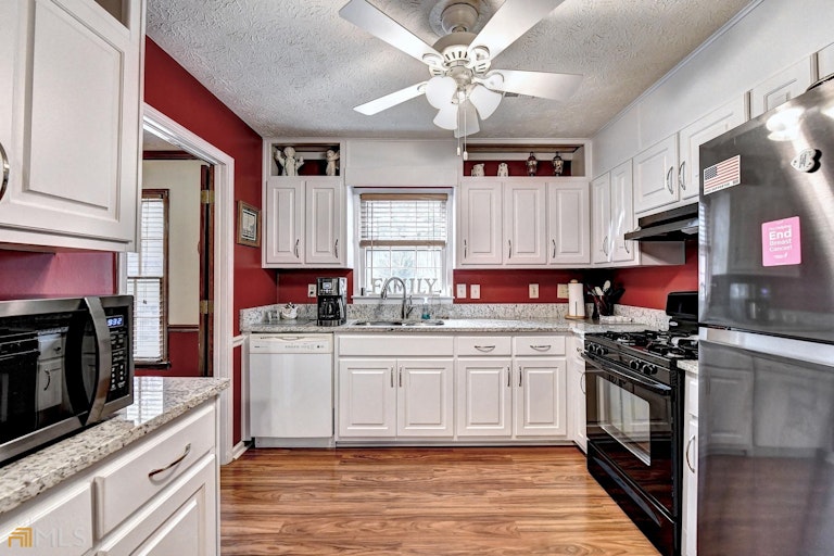 Photo 16 of 47 - 658 Shiloh Ct, Lawrenceville, GA 30044