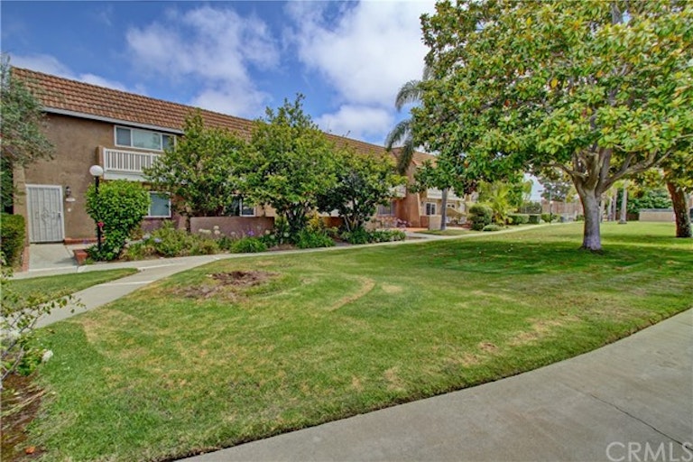 Photo 4 of 27 - 4902 Skipjack Dr #94, Huntington Beach, CA 92649