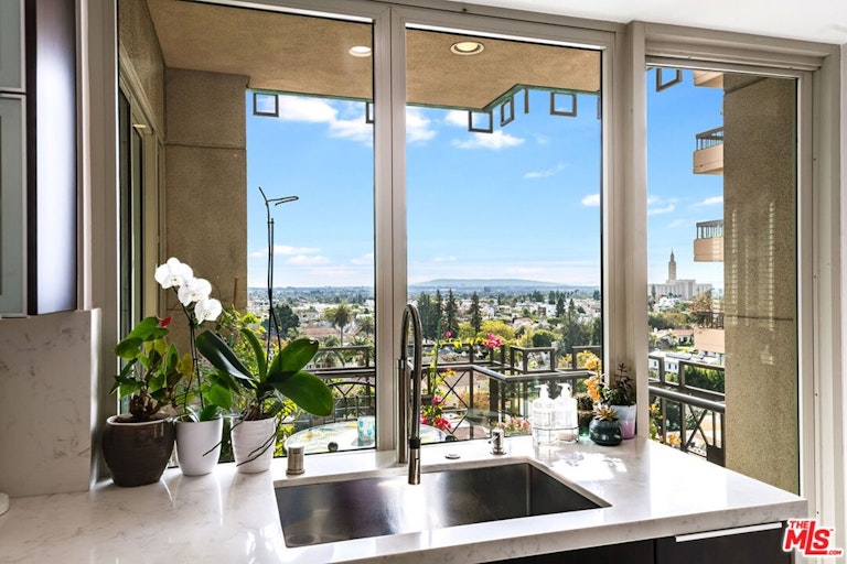 Photo 10 of 26 - 10580 Wilshire Blvd #7SW, Los Angeles, CA 90024