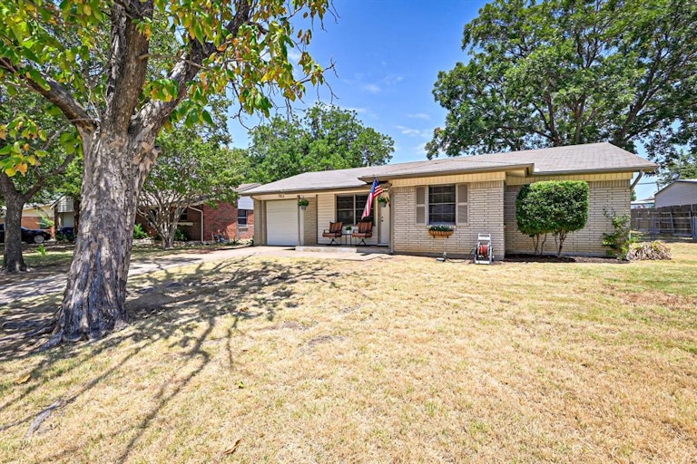Photo 2 of 24 - 702 Paula St, Kennedale, TX 76060