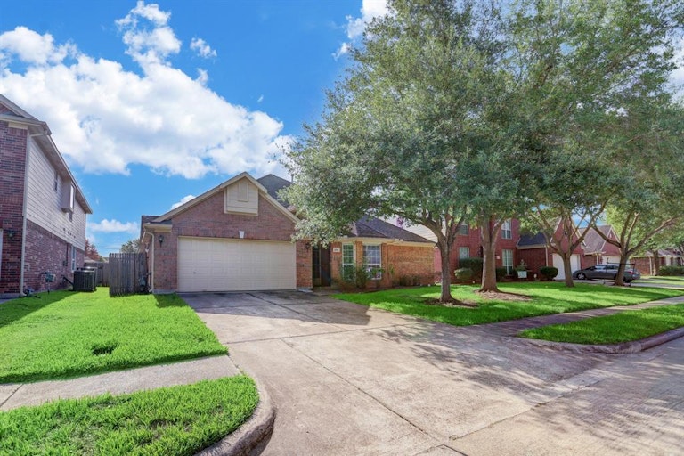 Photo 2 of 31 - 4911 Falling Oak Ct, Pasadena, TX 77505