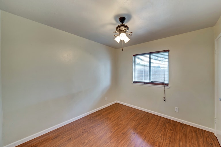 Photo 19 of 24 - 1918 Glenwick Ln, Irving, TX 75060