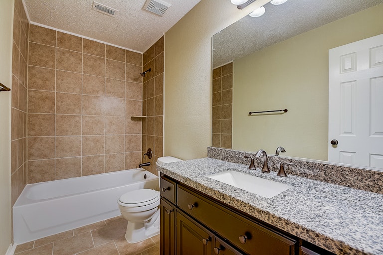 Photo 9 of 37 - 4009 Pear Ridge Dr, The Colony, TX 75056