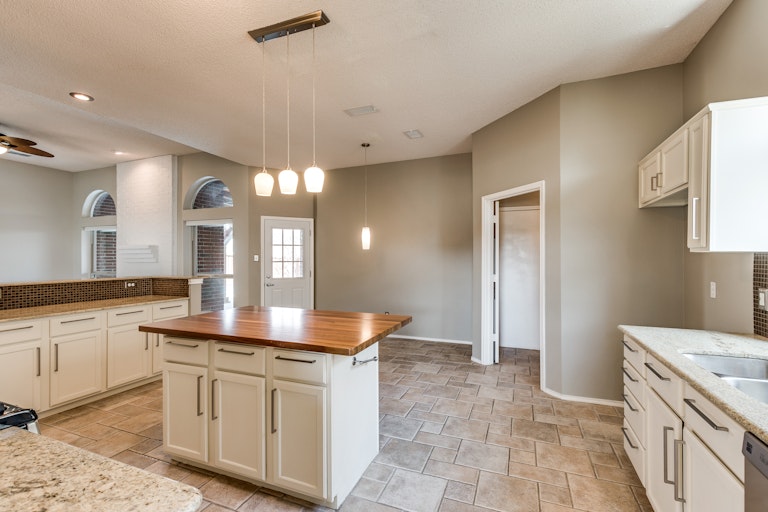 Photo 6 of 29 - 1605 Glenmore Dr, Lewisville, TX 75077