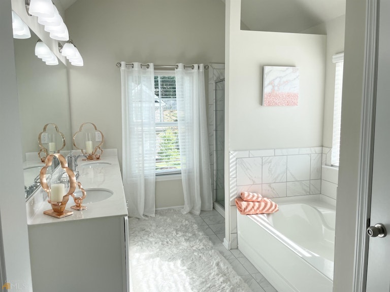 Photo 33 of 49 - 2277 Annes Lake Cir, Lithonia, GA 30058