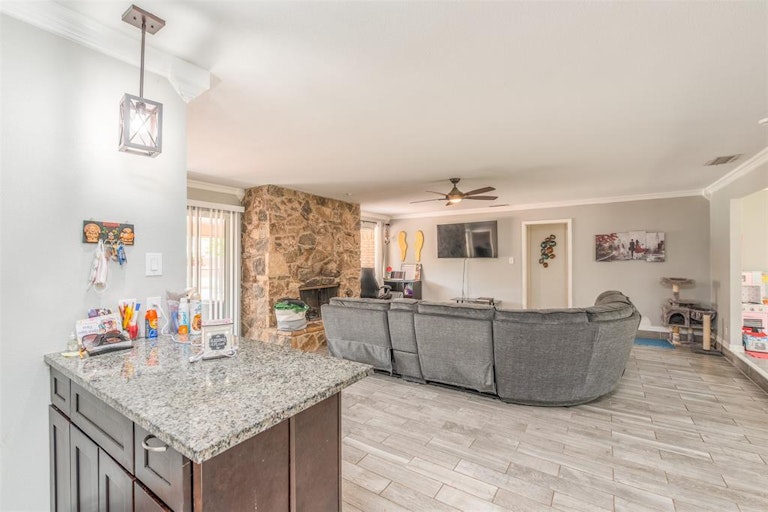 Photo 16 of 23 - 3805 Glenmont Dr, Fort Worth, TX 76133