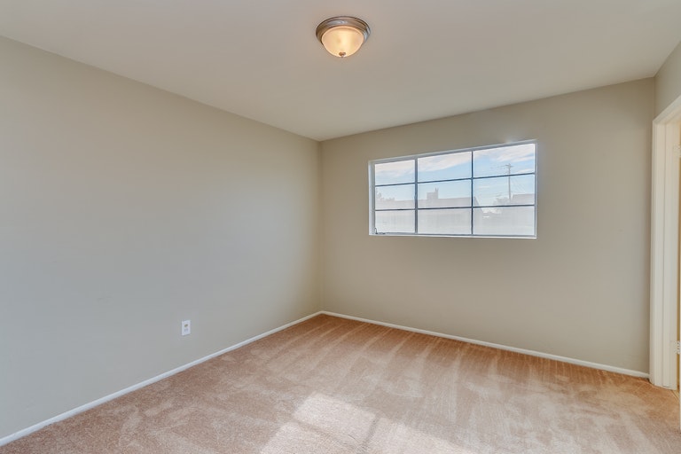 Photo 16 of 31 - 4050 W Keim Dr, Phoenix, AZ 85019