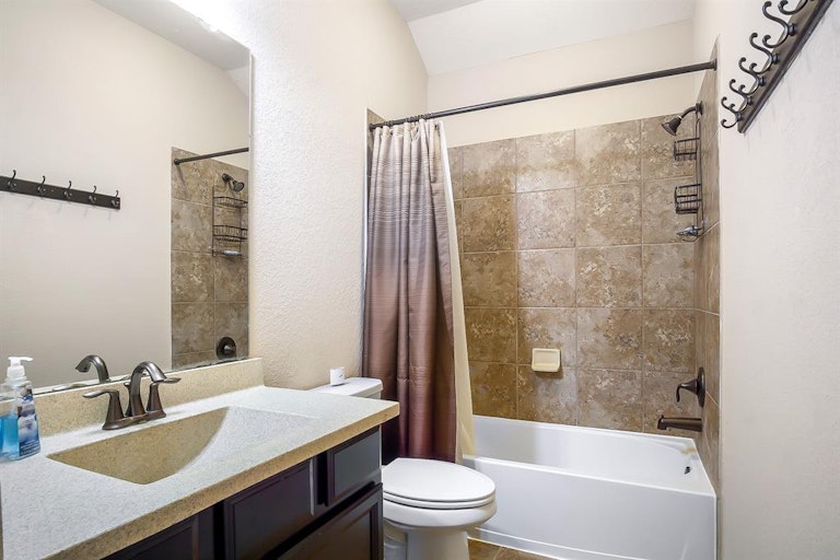 Photo 17 of 24 - 2018 Cadbury Castle Ln, Fresno, TX 77545