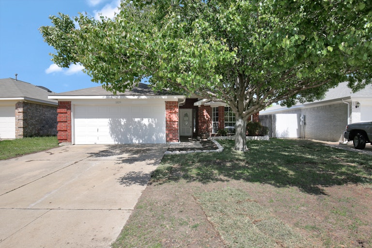 Photo 1 of 24 - 1829 Overland St, Fort Worth, TX 76131