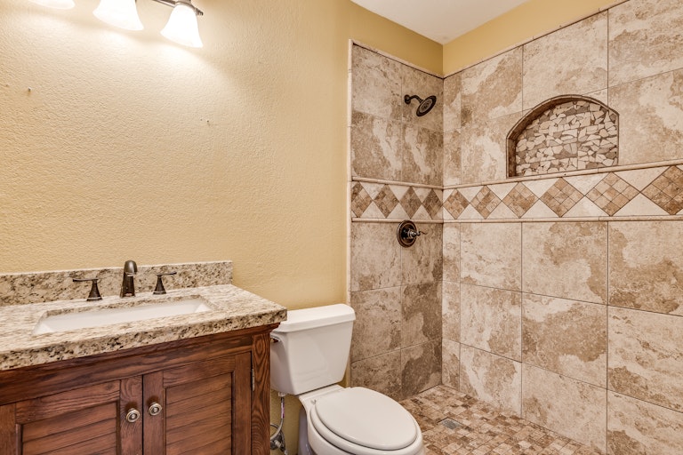 Photo 17 of 20 - 2122 High Bluff Dr, Garland, TX 75041