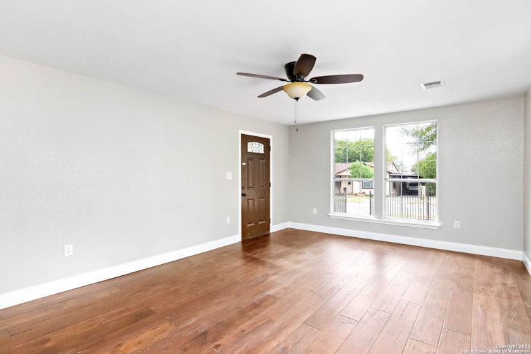 Photo 5 of 24 - 1431 W Summit Ave, San Antonio, TX 78201