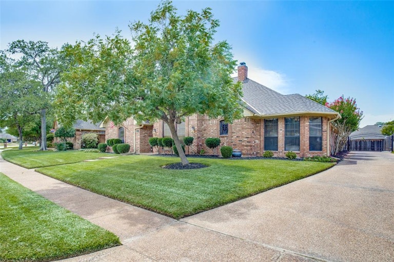 Photo 4 of 27 - 3825 Edgewater Dr, Bedford, TX 76021