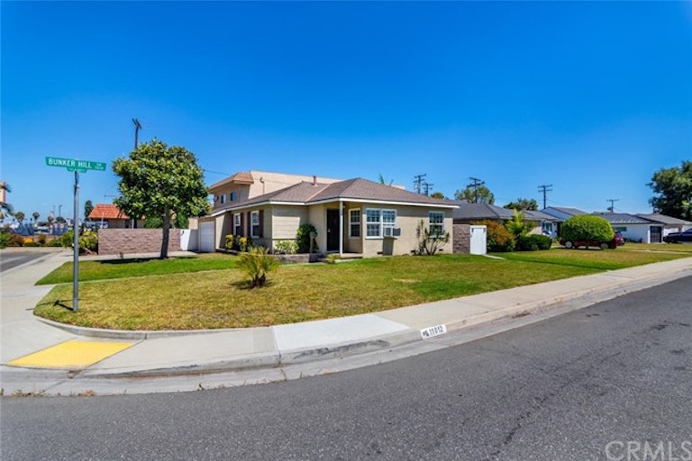 Photo 4 of 33 - 11012 Bunker Hill Dr, Los Alamitos, CA 90720