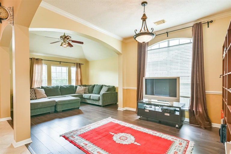 Photo 7 of 41 - 3111 Genessee Creek Ln, Friendswood, TX 77546