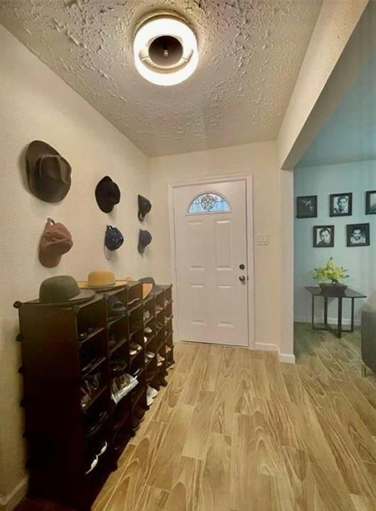 Photo 3 of 11 - 12133 Sharpview Dr, Houston, TX 77072