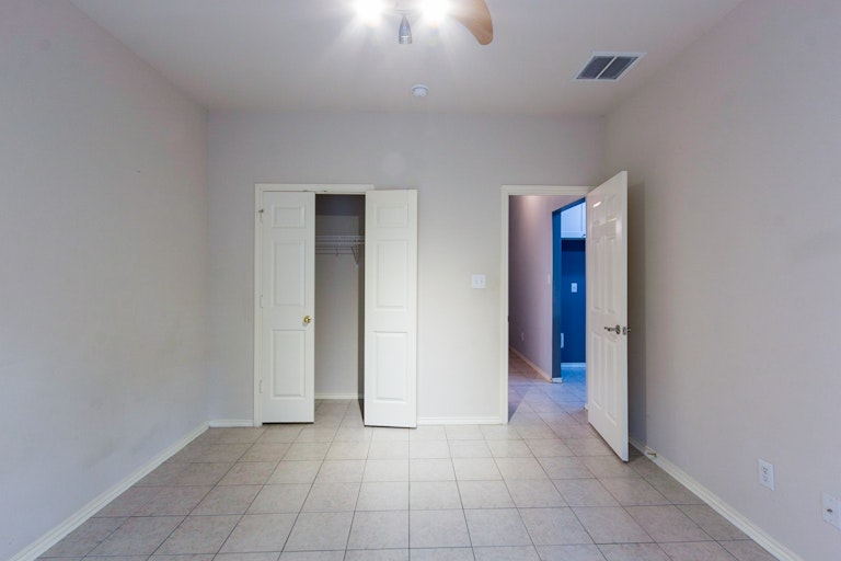 Photo 11 of 22 - 427 Willow Grove Dr, San Antonio, TX 78245