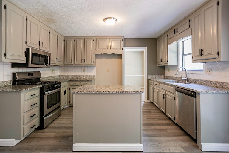 Photo 4 of 28 - 2511 Deer Isle Cv, Lawrenceville, GA 30044
