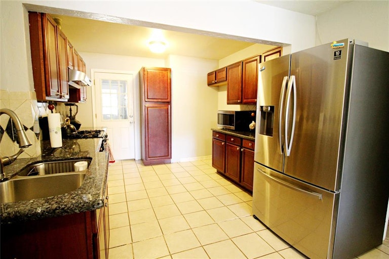 Photo 19 of 39 - 6539 Greenspan Ave, Dallas, TX 75232