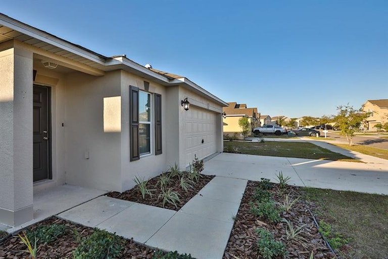 Photo 2 of 25 - 815 Brenton Leaf Dr, Ruskin, FL 33570