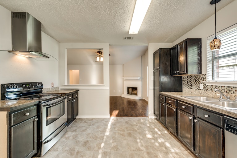 Photo 7 of 28 - 2039 Angelica Way, Dallas, TX 75217