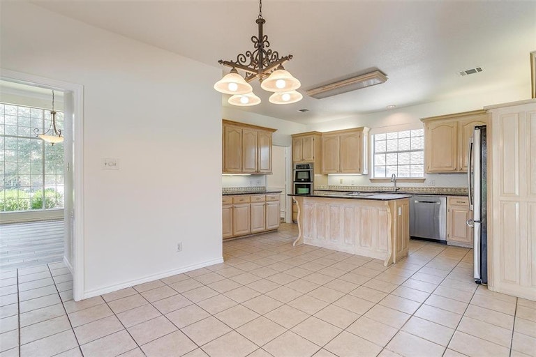 Photo 9 of 40 - 6006 Sunderland Dr, Colleyville, TX 76034