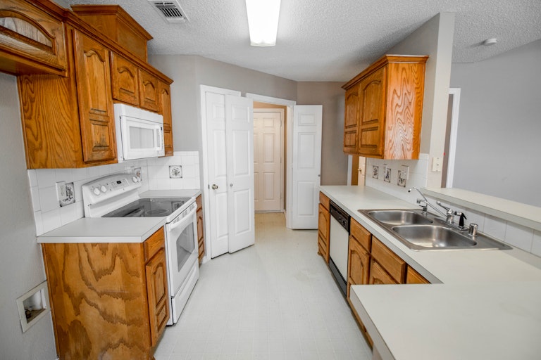 Photo 16 of 31 - 1337 Mimosa Ln, Lewisville, TX 75077