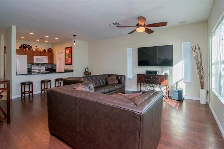 Photo 3 of 20 - 1287 Sawgrass St, Clearwater, FL 33755